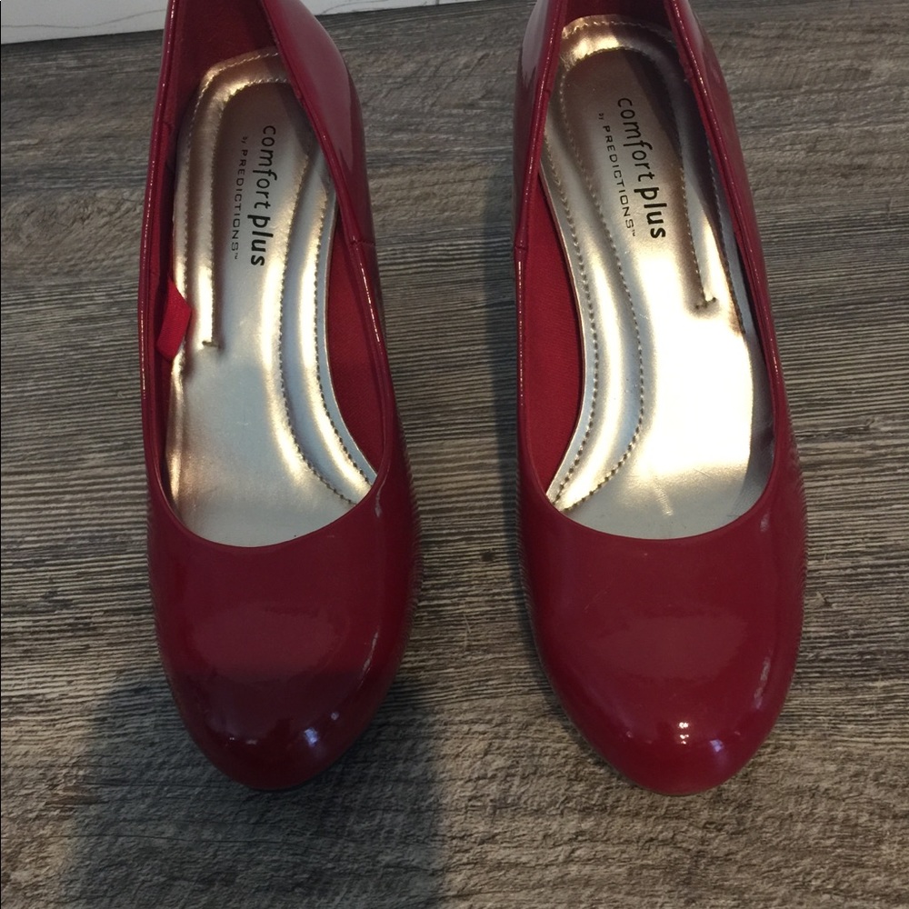Red pumps. - Picture 2 of 5